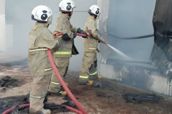 Pabrik kayu di KIC Semarang terbakar diduga akibat ledakan mesin