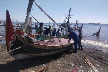 Sejumlah perahu nelayan di Situbondo rusak dihantam gelombang tinggi