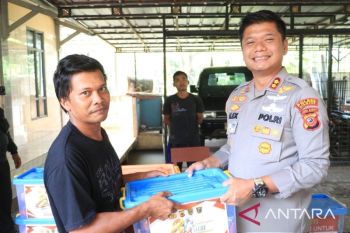 Polres Cianjur salurkan bantuan sembako bagi pekerja pabrik tahu-tempe