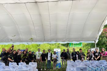 PNM serahkan ratusan bibit pohon padaBKSDA Tomohon