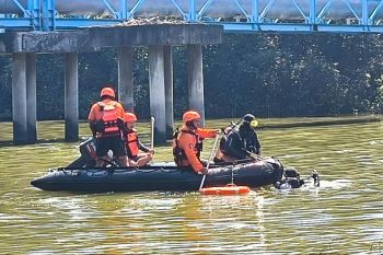 Tim SAR gabungan cari pemancing tenggelam di Kali Lamong Gresik