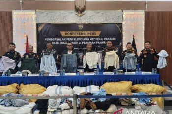 Operasi Gabungan BC Gagalkan Penyelundupan 427 Koli Pakaian Bekas Senilai Rp3,9 Miliar di Perairan Rohil