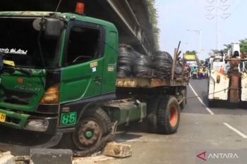 Diduga rem blong, truk kontainer tabrak pembatas di flyover Rawa Buaya