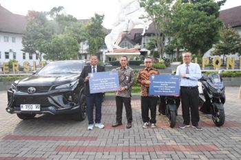 Bank Jateng serahkan Fortuner dan dua NMax untuk dukung operasional Kampus Undip