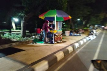 Pemkot Mataram segera menertibkan pedagang di trotoar Jalan Udayana