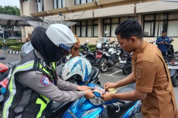 Pemkab Agam pasang stiker kendaraan belum bayar pajak (Video)