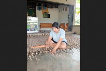 Di sela mengajar, guru perbatasan menjaga anyaman bidai tetap hidup