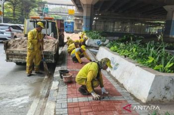 Pemkot Jakut perbaiki trotoar Yos Sudarso untuk keselamatan warga