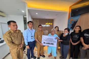 Plt Bupati Sitaro serahkan bantuan bencana kepada ahli waris