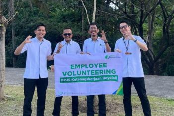 Pegawai BPJS Ketenagakerjaan Boyolali gelar aksi go green tanam pohon tabebuya