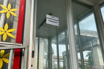 Lansia susah naik tangga imbas lift JPO Lenteng Agung tak berfungsi
