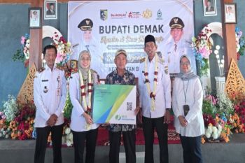 Bupati Demak serahkan kartu dan santunan BPJS Ketenagakerjaan