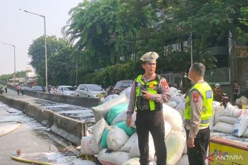 Truk terguling di Flyover Pesing berhasil dievakuasi, lalu lintas sempat macet parah