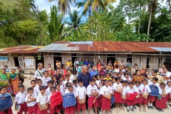 Kapolda NTT menyalurkan tas dan buku untuk siswa SD di pedalaman TTS