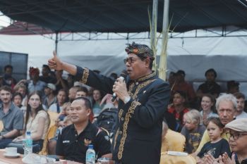 Bupati Lombok Timur edukasi warga tetap melestarikan budaya daerah