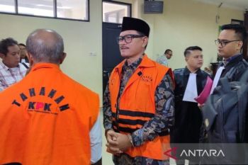 Wali Kota Madiun nonaktif didakwa terima gratifikasi dan pemerasan