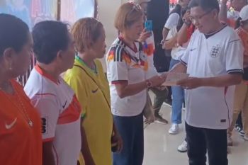 Pemkot Ambon serahkan bantuan modal usaha untuk 250 UMKM