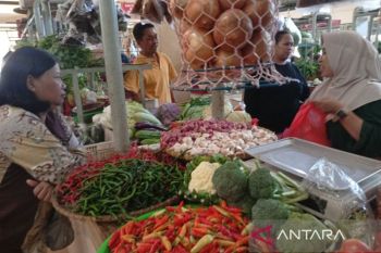 Harga sejumlah kebutuhan pokok masyarakat di Purwokerto mengalami kenaikan