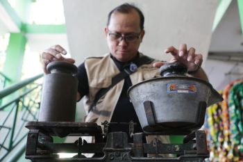 Jejak kejujuran di ujung timbangan