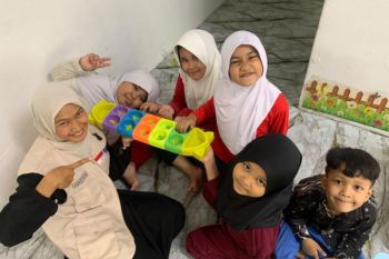 Mahasiswa KKN Internasional UMS perkenalkan permainan tradisional kepada murid sanggar bimbingan Kelana Jaya di Malaysia