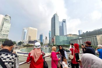 Warga menunggu demo Bundaran HI dari skydeck halte Transjakarta