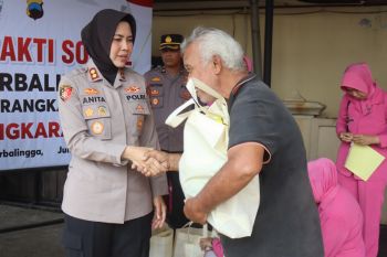 Polres Purbalingga membagikan paket sembako jelang Hari Bhayangkara