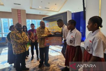 Gubernur luncurkan kartu Pace-Mace guna cetak generasi unggul Papua