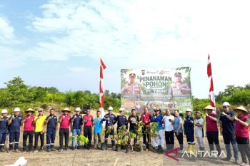 Pemkab-Polres Bangka Barat tanam pohon buah di lahan reklamasi
