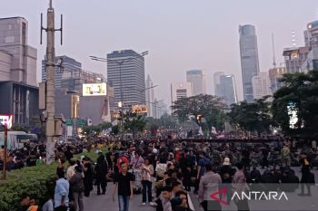 Massa aksi masih bertahan di Jalan MH Thamrin hingga Jumat petang