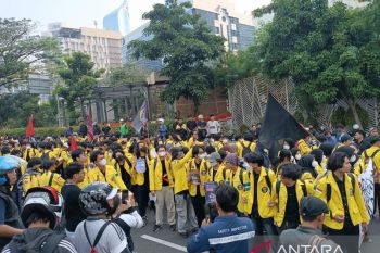Massa dari berbagai kampus padati Jalan MH Thamrin menuju Bundaran HI