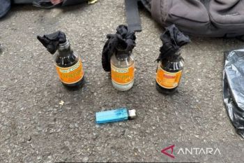 Polisi tetapkan pembawa botol bersumbu saat demo sebagai tersangka