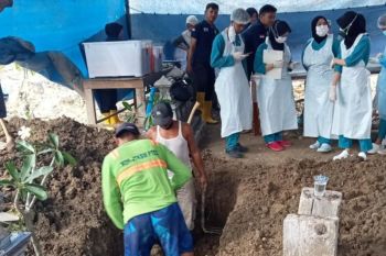 Polisi bongkar makam jasad pria yang ditemukan terluka di tepi jalan