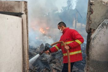Satpol PP Demak padamkan kebakaran gudang kain