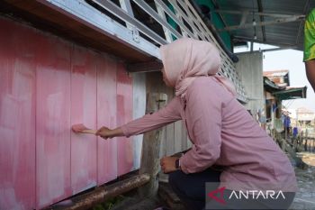Pemkot Palembang mengecat rumah warga tepi Sungai Musi