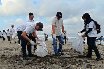 KKP-DANA kolaborasi dorong ekonomi biru lewat bersih pantai di Bali