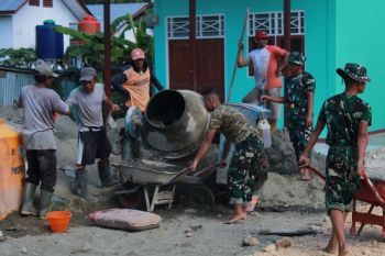 Yonif TP 815/WGT bangun lapangan olahraga untuk SD Inpres Arso