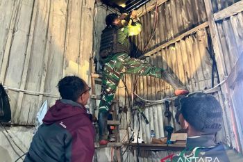 Satgas Yonif 511/DY perbaiki instalasi listrik warga Tiom Lanny Jaya