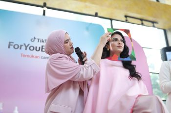 Kreator konten kecantikan berbagi kiat merias wajah
