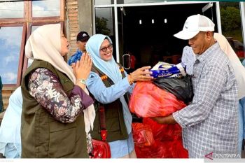 TP-PKK Kabupaten Solok bersama jajaran serahkan bantuan ke korban bencana tahun 2025