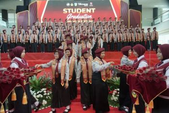 Sebanyak 73,21 persen lulusan SMA Dharma Wanita 1 Pare diterima di PTN