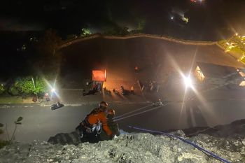 SAR evakuasi pecinta binatang yang terjebak di tebing Pandawa