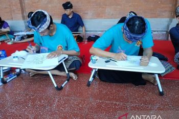 Anak muda berkompetisi lukis wayang klasik di Pesta Kesenian Bali