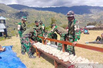Satgas Yonif 511 berbagi kasih dengan program makan bersama warga Mowi