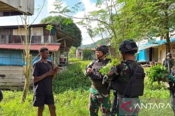 Satgas Yonif 511 anjangsana ke rumah warga Dabra beli hasil bumi