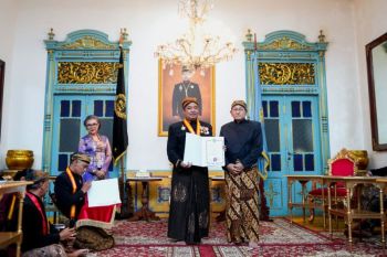 Dirut PTP Nonpetikemas Indra Hidayat Sani Dianugerahi Gelar Kanjeng Raden Tumenggung oleh Keraton Surakarta, Apresiasi Peran di Sektor Logistik Nasional