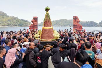 Buceng ikan nila jadi rebutan di Larungan Ngebel Ponorogo