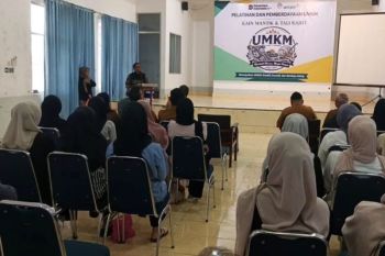 PT Antam dan Pemkab Kolaka latih pelaku UMKM kembangkan Kain Mantik