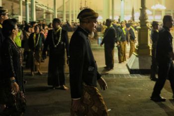 Kirab Malam 1 Suro Mangkunegaran sedot ribuan warga, dorong wisata dan ekonomi Surakarta