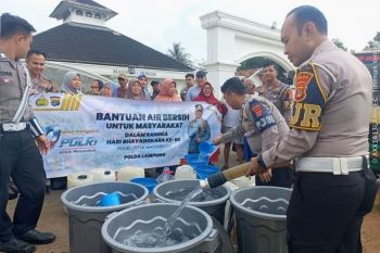 Ditlantas Polda Lampung salurkan bantuan 16.000 liter air bersih untuk warga Pesawaran