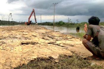 Legislator Kotim jadikan pembukaan jalan di Kabuau contoh positif CSR